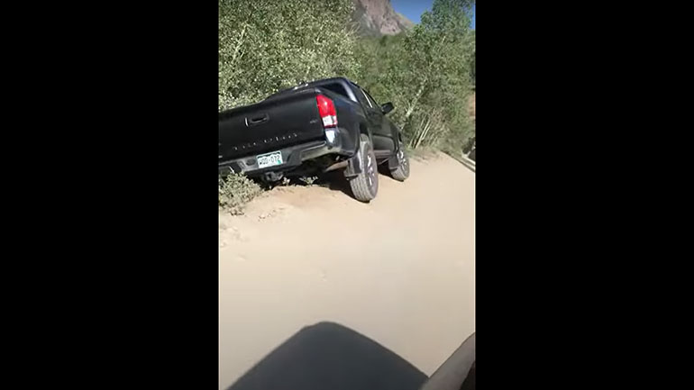 Παρκαρισμένο αμάξι κρέμεται πάνω από γκρεμό